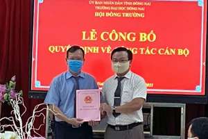 Chủ tịch Hội đồng trường Trường ĐH Đồng Nai trao quyết định bổ nhiệm Hiệu trưởng cho ông Lê Anh Đức (trái).