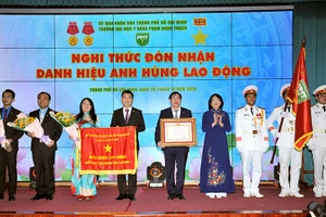 Phó Chủ tịch nước Đặng Thị Ngọc Thịnh trao danh hiệu “Anh hùng Lao động” thời kỳ đổi mới cho tập thể sư phạm Trường ĐH Y khoa Phạm Ngọc Thạch.