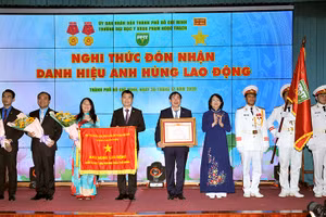Phó Chủ tịch nước Đặng Thị Ngọc Thịnh trao danh hiệu “Anh hùng Lao động” thời kỳ đổi mới cho tập thể sư phạm Trường ĐH Y khoa Phạm Ngọc Thạch.