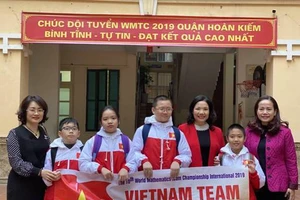 Cô giáo Phan Thị Thắng – Hiệu trưởng cùng giáo viên nhà trường động viên trước khi các em lên đường tham dự kì thi Toán WMTC lần thứ 10 tại Hàn Quốc.