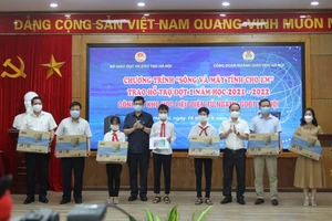 Nhiều học sinh đã được ngành GD&ĐT các địa phương trao tặng thiết bị học trực tuyến. 