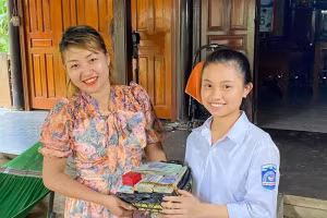 Chị Thắm nhận lại số tài sản đánh rơi từ em Mỹ Dung.