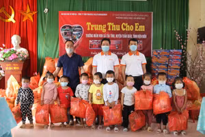 Văn phòng Đại diện Báo GD&TĐ khu vực Tây Bắc Bộ và Công ty TNHH Financial Wealth Management trao quà cho học sinh.