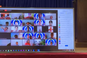 Học sinh, giáo viên, phụ huynh và khách mời tham gia tổng kết năm học qua ứng dụng Zoom.