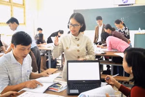 TS Lê Thị Ngọc Anh trong một buổi tập huấn, bồi dưỡng giáo viên cốt cán mô đun 3-thời điểm chưa có dịch Covid-19. Ảnh: NVCC