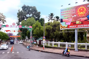 Pano chào mừng ngày bầu cử trên đường Trần Phú (TP Kon Tum)