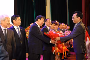 Thứ trưởng Bộ GD&ĐT Hoàng Minh Sơn chúc mừng các thành viên Hội đồng trường Trường ĐH Thủy Lợi.