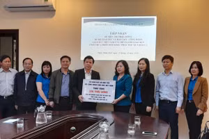 Thứ trưởng Ngô Thị Minh trao 200 triệu đồng cho lãnh đạo Sở GD&ĐT Tỉnh Thừa Thiên Huế
