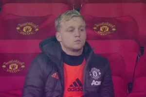 Van de Beek chán chường khi phải ngồi dự bị ở trận gặp Chelsea( internet).
