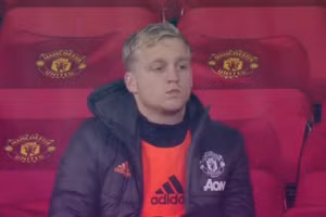 Van de Beek chán chường khi phải ngồi dự bị ở trận gặp Chelsea( internet).
