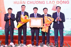 Công ty CP Môi trường và Công trình đô thị Hà Tĩnh đón Huân chương Lao động.