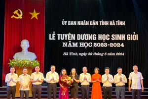 Lãnh đạo tỉnh Hà Tĩnh tặng hoa chúc mừng ngành Giáo dục. (Ảnh: Cổng thông tin điện tử Hà Tĩnh).