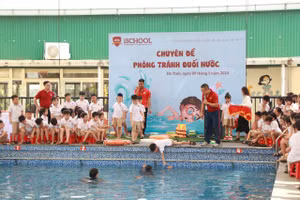 Giáo viên hướng dẫn các kỹ năng cứu đuối.