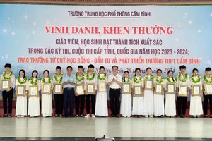 Vinh danh và khen thưởng các học sinh đạt thành tích xuất sắc.