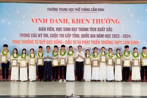 Vinh danh và khen thưởng các học sinh đạt thành tích xuất sắc.