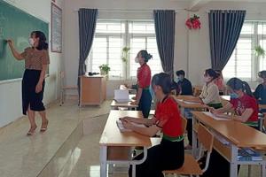 Tiết ôn tập môn Tiếng Anh của học sinh Trường DTNT THPT Nậm Nhùn. Ảnh: TG