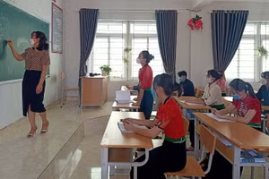 Tiết ôn tập môn Tiếng Anh của học sinh Trường DTNT THPT Nậm Nhùn. Ảnh: TG