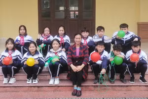 Cô Trang cùng học trò trong giờ giải lao sau môn học. Ảnh: NVCC
