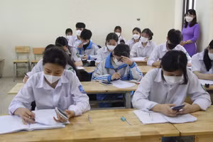 Học viên lớp 12 Trung tâm GDNN - GDTX huyện Hoài Đức ôn thi tốt nghiệp THPT 2022.
