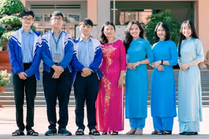 Cô Quảng Thị Kiệp (đứng giữa) cùng đội tuyển học sinh giỏi quốc gia môn Sinh học của trường. Ảnh: NVCC