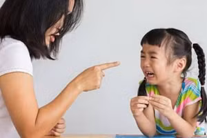 Không nên để trẻ bị tổn thương tâm hồn vì chính câu nói của cha mẹ. Ảnh minh họa.