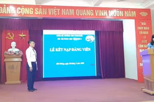 Lễ kết nạp đảng viên tại Trường THPT Thái Phiên.