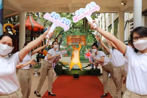 Giáo viên Trường Mầm non 20-10 (quận Hoàn Kiếm) sẵn sàng đón học sinh trở lại trường.