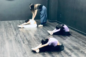 Hoạt động ép dẻo của lớp dành cho các bé. Ảnh: Bích Diệp. 