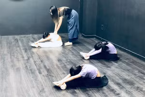 Hoạt động ép dẻo của lớp dành cho các bé. Ảnh: Bích Diệp. 