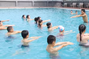 Học sinh cần được trang bị và thực hành các kỹ năng phòng, chống đuối nước. Ảnh: INT