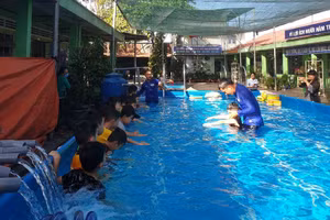 Dạy học bơi cho học sinh tiểu học ở Thuận An, Bình Dương.