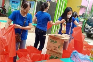 Trường Mầm non Bình Minh (quận Hải Châu, TP Đà Nẵng) chuẩn bị quà hỗ trợ Tết cho những lao động diện hợp đồng từ nguồn học phí. 