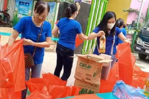 Trường Mầm non Bình Minh (quận Hải Châu, TP Đà Nẵng) chuẩn bị quà hỗ trợ Tết cho những lao động diện hợp đồng từ nguồn học phí. 