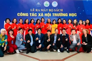 Tập thể cán bộ, giảng viên Khoa CTXH cùng khách mời tại Lễ ra mắt bộ sách CTXH trường học.