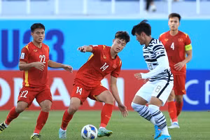 Trận U23 Việt Nam (áo đỏ) hòa 1-1 trước U23 Hàn Quốc.
