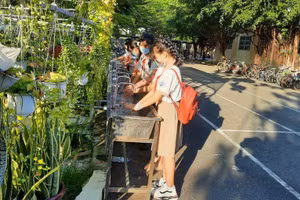 Học sinh Trường THCS Lương Định Của rửa tay sát khuẩn trước khi vào lớp.