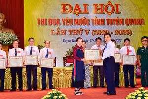 Cô Đặng Thị Hường được vinh danh tại Đại hội thi đua yêu nước tỉnh Tuyên Quang lần thứ V (2020 - 2025). Ảnh: NVCC