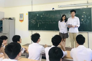 Lồng ghép kỹ năng ứng xử văn hóa vào tiết học tại Trường THPT Huỳnh Thúc Kháng, Hà Nội.