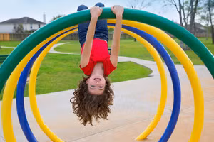 Khi chơi trò mạo hiểm, trẻ sẽ dừng lại khi chưa sẵn sàng. 