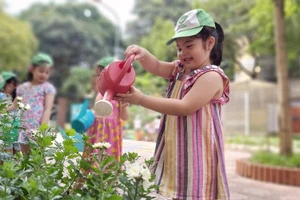 Học sinh Trường Mầm non Mai Dịch tham gia hoạt động chăm sóc cây.