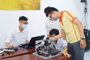 Sinh viên ngành Công nghệ kỹ thuật cơ khí, Trường CĐ Đại Việt Sài Gòn trong giờ thực hành.