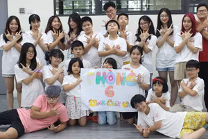 Học sinh Trường THPT chuyên Hà Nội – Amsterdam, Hà Nội, tổ chức trại hè cho trẻ em năm 2020. Ảnh: NVCC