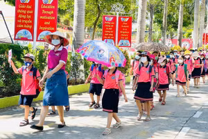 Trường Tiểu học Bắc Cường (TP Lào Cai, Lào Cai) phân luồng giờ đón học sinh. Ảnh: NTCC
