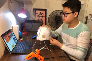 Học sinh Trường THCS Trần Duy Hưng (quận Cầu Giấy, Hà Nội) khám phá khoa học qua những bài học trực tuyến.