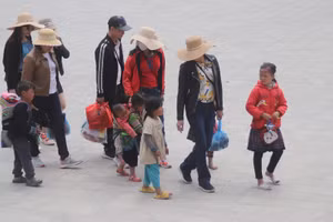 Những em nhỏ dắt díu nhau, lang thang theo du khách bán hàng ở trung tâm thị xã Sa Pa.