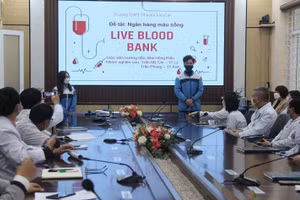 Nhóm học sinh trình bày dự án trước bác sĩ Bệnh viện Đa khoa Lào Cai. Ảnh: NTCC