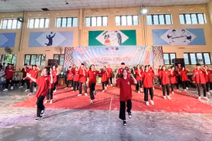 Trường Phổ thông DTNT THPT tỉnh Nghệ An giữ học sinh ở lại trường tổ chức Tết Dương lịch để duy trì nền nếp học tập, sinh hoạt.