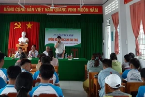 Trường nghề đến tư vấn hướng nghiệp cho cha mẹ, học sinh Trường THCS Quản Cơ Thành.