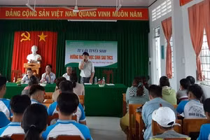 Trường nghề đến tư vấn hướng nghiệp cho cha mẹ, học sinh Trường THCS Quản Cơ Thành.