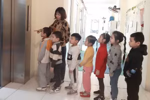 Dạy trẻ kỹ năng đi thang máy tại Trường Mầm non Họa Mi (Hoàn Kiếm, Hà Nội).